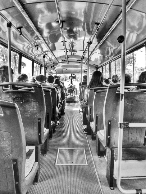 Photo vue arrière de personnes assises dans un bus