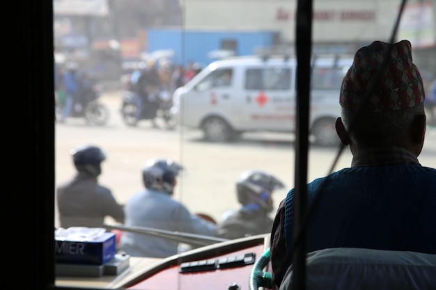 Photo vue arrière de personnes assises dans la rue