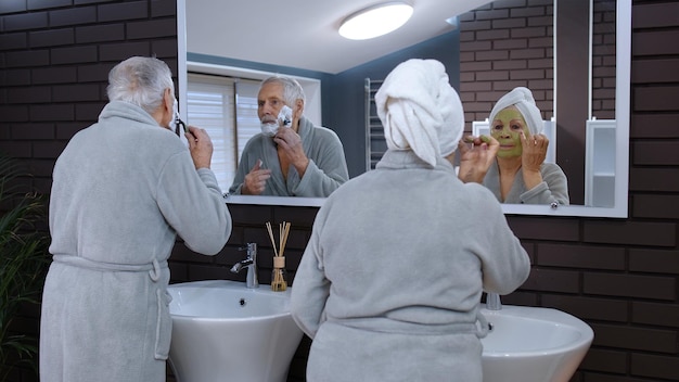 Photo vue arrière de personnes assises dans la salle de bain