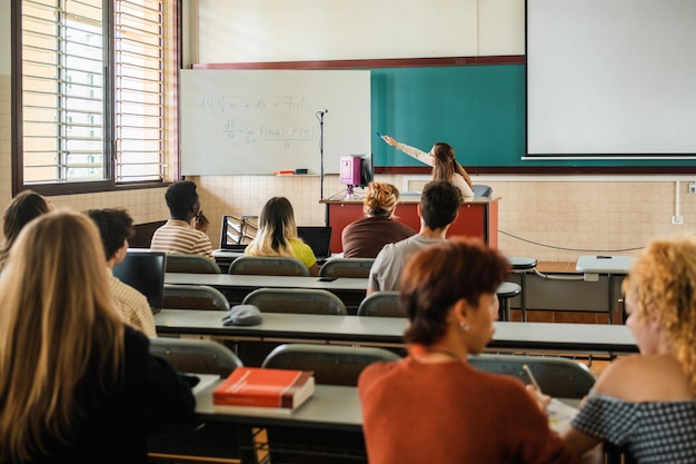 Vue arrière des personnes assises sur la scène