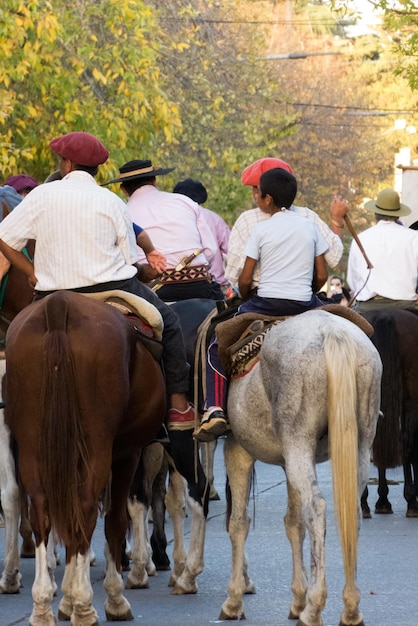 Photo vue arrière de personnes à cheval dans la forêt