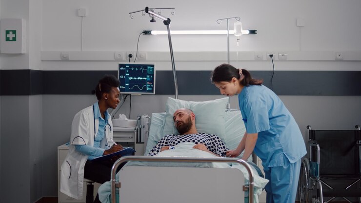 Photo vue arrière de personnes debout sur le lit