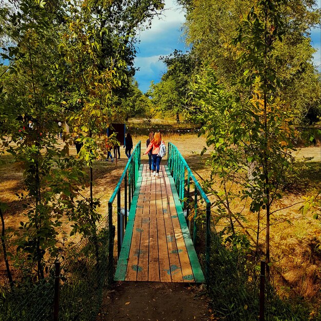 Photo vue arrière de personnes marchant sur la passerelle