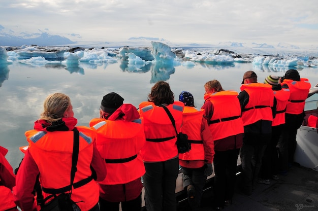 Photo vue arrière de personnes portant des gilets de sauvetage