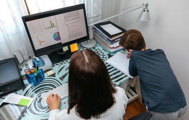 Vue arrière des personnes travaillant sur la table