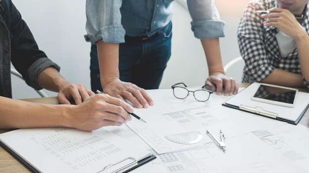 Vue arrière des personnes travaillant sur la table