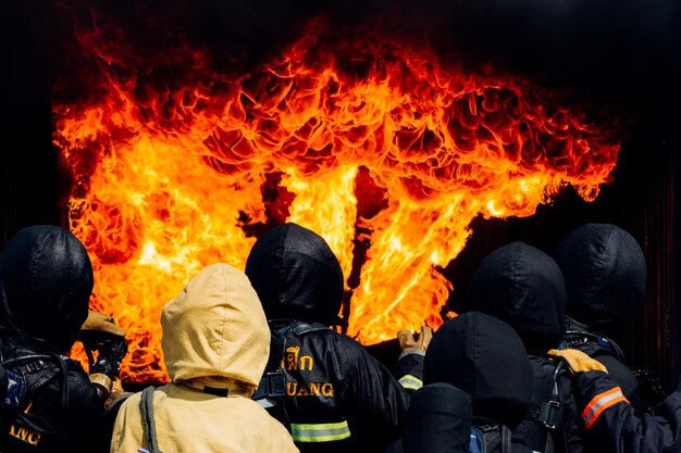 Photo vue arrière des pompiers contre l'incendie