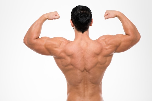 Vue arrière portrait d'un homme musclé debout isolé sur un mur blanc