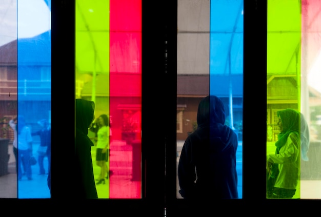 Photo vue arrière de la silhouette d'une femme debout près de la fenêtre