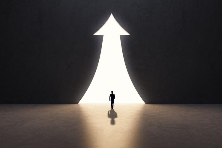 Photo vue arrière de la silhouette de l'homme d'affaires dans un intérieur en béton abstrait avec une flèche vers le haut ouvrant la croissance financière réussie et le concept futur