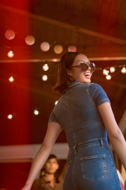 Photo vue arrière smiley femme à la fête