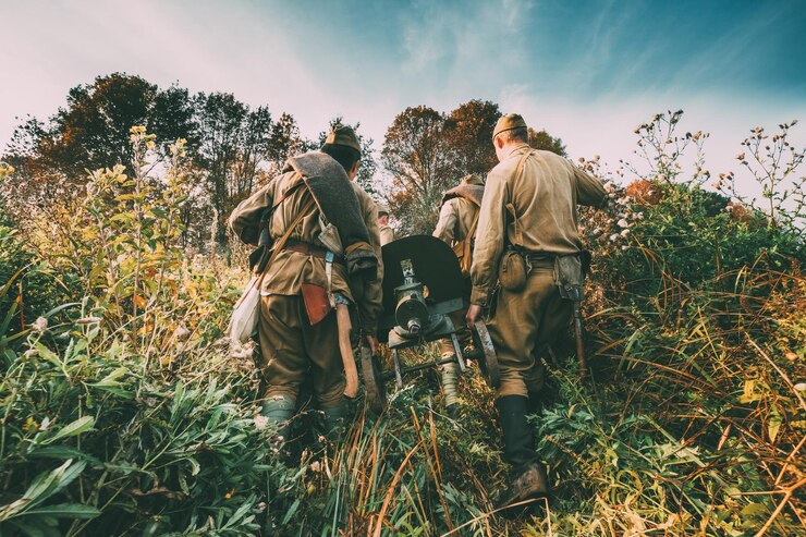 Photo vue arrière de soldats de l'armée marchant dans la forêt