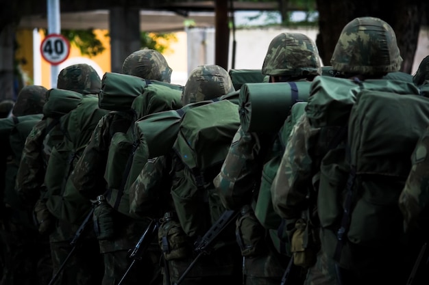 Photo vue arrière des soldats en vêtements traditionnels