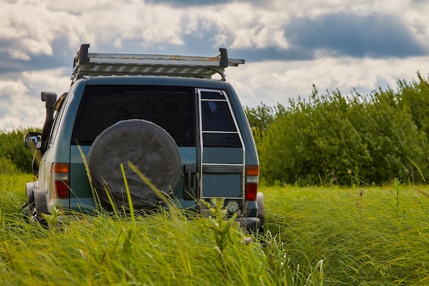 Vue arrière d'un SUV 4x4 à l'état sauvage Le concept de voyage et d'aventure