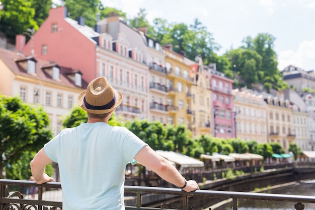 Vue arrière d'un touriste élégant et heureux sur un bel homme de la république tchèque voyageant en europe