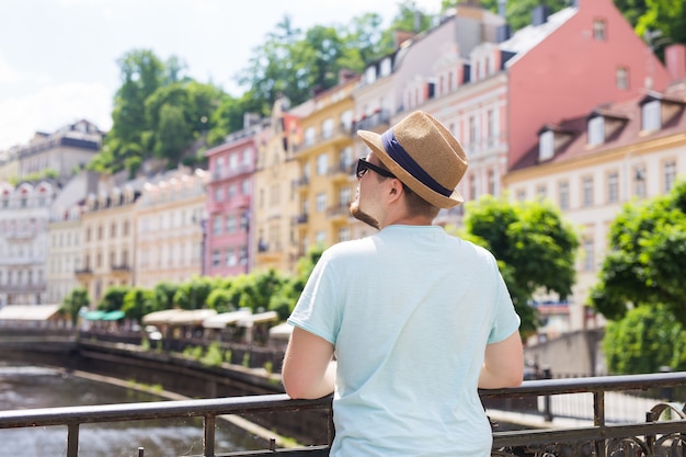 Vue arrière d'un touriste élégant et heureux sur un bel homme de la république tchèque voyageant en europe