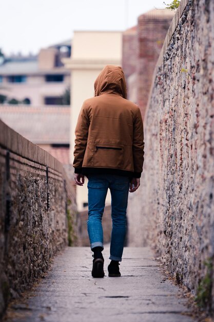 Photo vue arrière sur toute la longueur d'un homme marchant sur un sentier