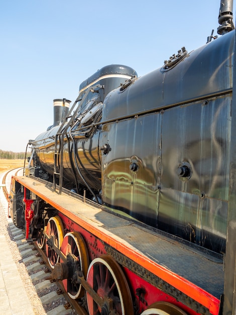 Vue arrière d'une vieille locomotive à vapeur noire