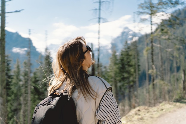 Vue arrière d'une voyageuse fille portant un sac à dos voyageant seule dans la vallée des Tatras dans le pays de Pologne