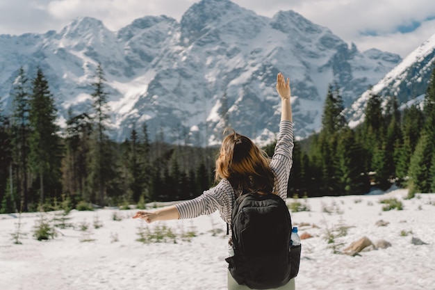 Vue arrière d'une voyageuse fille portant un sac à dos voyageant seule dans la vallée des Tatras dans le pays de Pologne