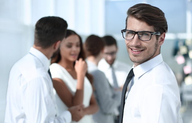 Vue arrièrejeune homme d'affaires debout dans le concept d'entreprise de bureau