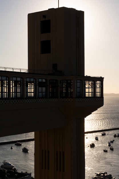 Photo vue de l'ascenseur lacerda en silhouette au crépuscule dans la ville de salvador bahia