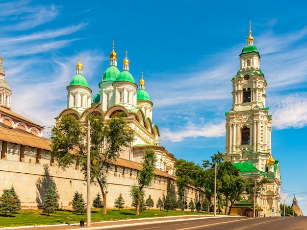 Vue d'Astrakhan sur le Kremlin et la cathédrale de l'Assomption depuis la rue V Trediakovsky