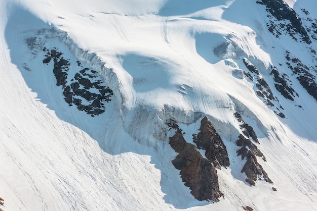 Vue atmosphérique sur un magnifique glacier sur une montagne rocheuse avec de la neige au soleil Superbe paysage alpin avec un mur de montagne enneigé à très haute altitude Paysage de montagne pittoresque avec un glacier sur des rochers