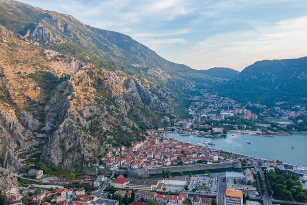 Vue au coucher du soleil de la forteresse de St John Old Town Kotor Baie de Kotor Monténégro