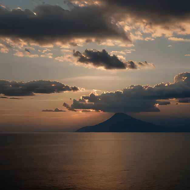 une vue au coucher du soleil d'une montagne et d'une montagne en arrière-plan