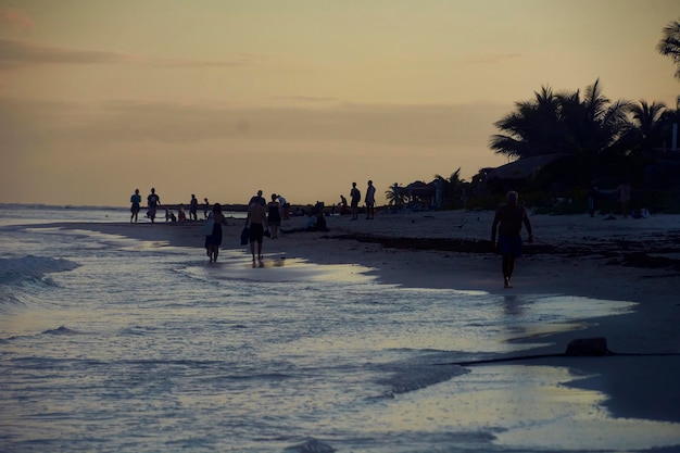 Vue au crépuscule de la plage de xpuHa