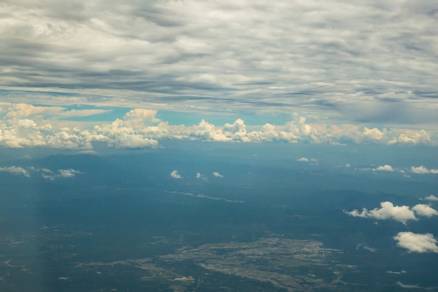 Vue au-dessus des nuages ​​et ciel bleu sur avion.