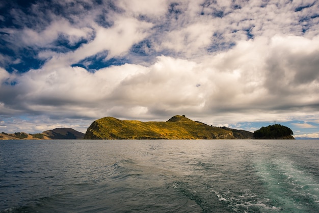 Vue au large de l'île du soleil, lac Titicaca, Bolivie