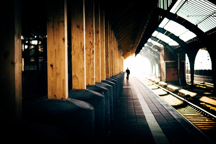 Photo vue au loin d'une personne sur le quai de la gare
