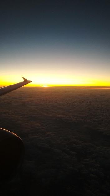 Vue de l'aube depuis le hublot de l'avion