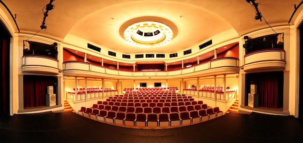 Vue de l'auditorium vide éclairé