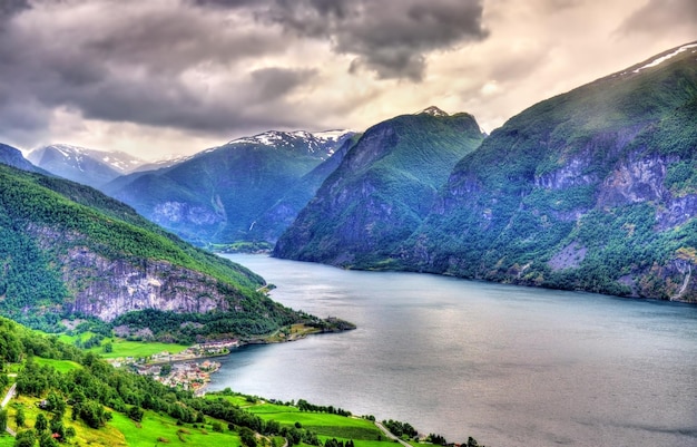 Photo vue de l'aurlandsfjord, une branche du sognefjord depuis le point de vue de stegastein, norvège