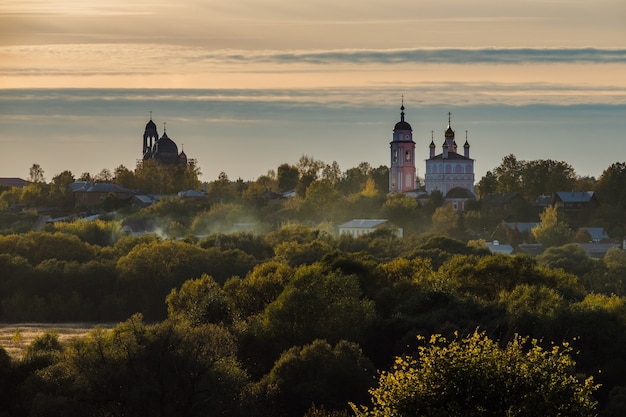 Vue d'automne de Borovsk au coucher du soleil, région de Kaluga, Russie.