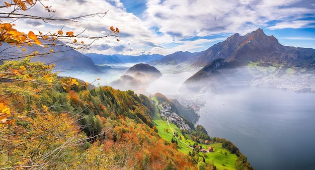 Vue d'automne à couper le souffle de la ville de Stansstad et du lac de Lucerne avec des montagnes et du brouillard