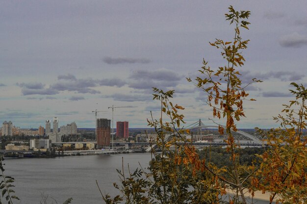 Photo vue d'automne du pont et de l'architecture de kiev