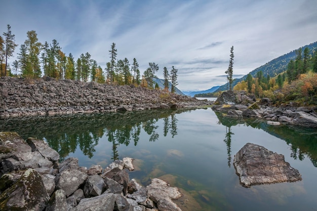 Vue d'automne de l'étonnamment beau lac Teletskoye Monde perdu des montagnes de l'Altai en Russie.