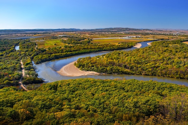 Vue d'automne d'une hauteur du village et de la rivière