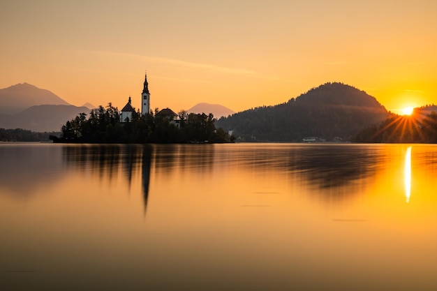 Vue d'automne sur le lac de Bled avec l'église de pèlerinage de l'Assomption de Maria Bled Slovénie Europe