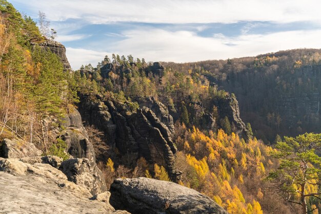 Vue d'automne sur le paysage de montagne dans le parc national de la Suisse saxonne en Allemagne près de Dresde