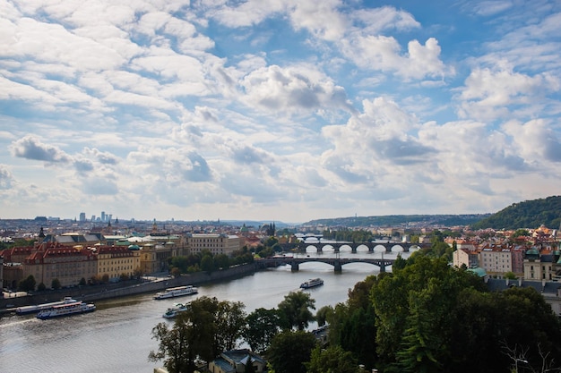 Vue d'automne sur le pont Charles sur la rivière Vltava à Prague République tchèque Vue d'automne sur la vieille ville de Prague et la rivière Vltava depuis le point de vue populaire du parc Letna Letenske sady