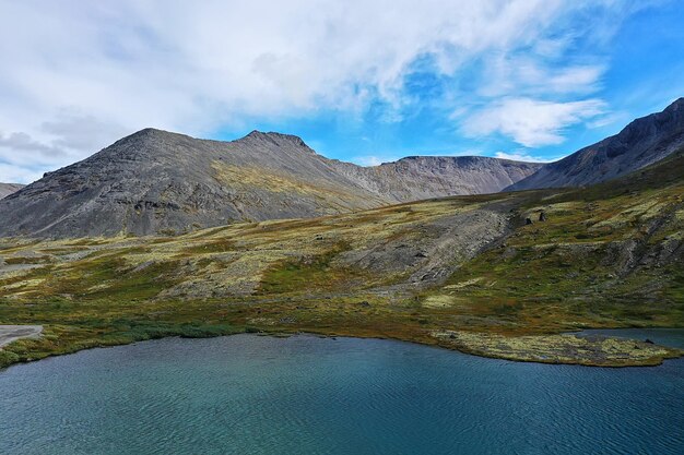 vue d'automne de la rivière depuis la forêt de drones, vue aérienne panoramique du paysage