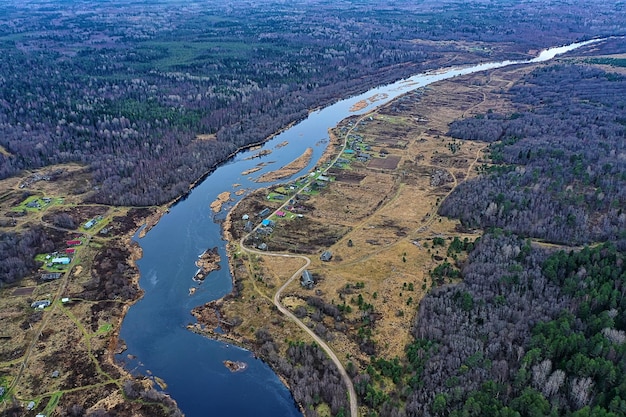 vue d'automne de la rivière depuis la forêt de drones, vue aérienne panoramique du paysage