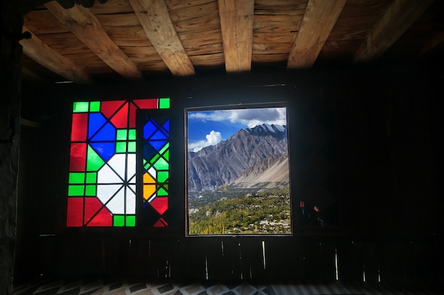 Une vue d&#39;automne de la vallée de Hunza à travers une fenêtre du fort Baltit. Gilgit Baltistan, Pakistan.