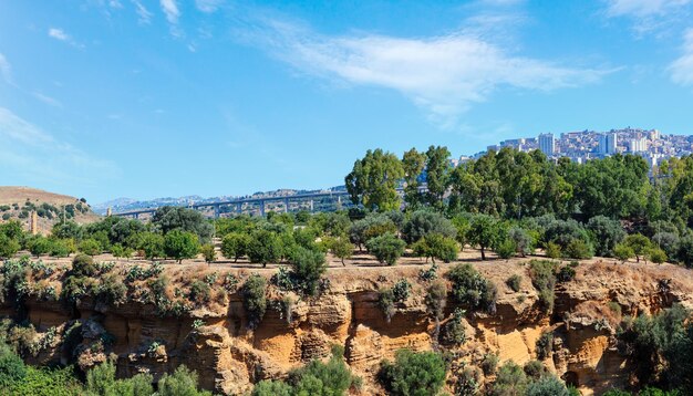 Vue sur l'autoroute depuis les célèbres ruines antiques de la Vallée des Temples Agrigente Sicile Italie Site du patrimoine mondial de l'UNESCO