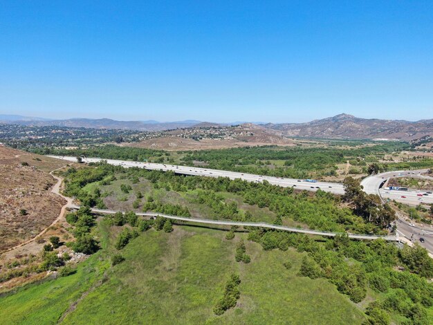 Une vue de l'autoroute du haut de la colline